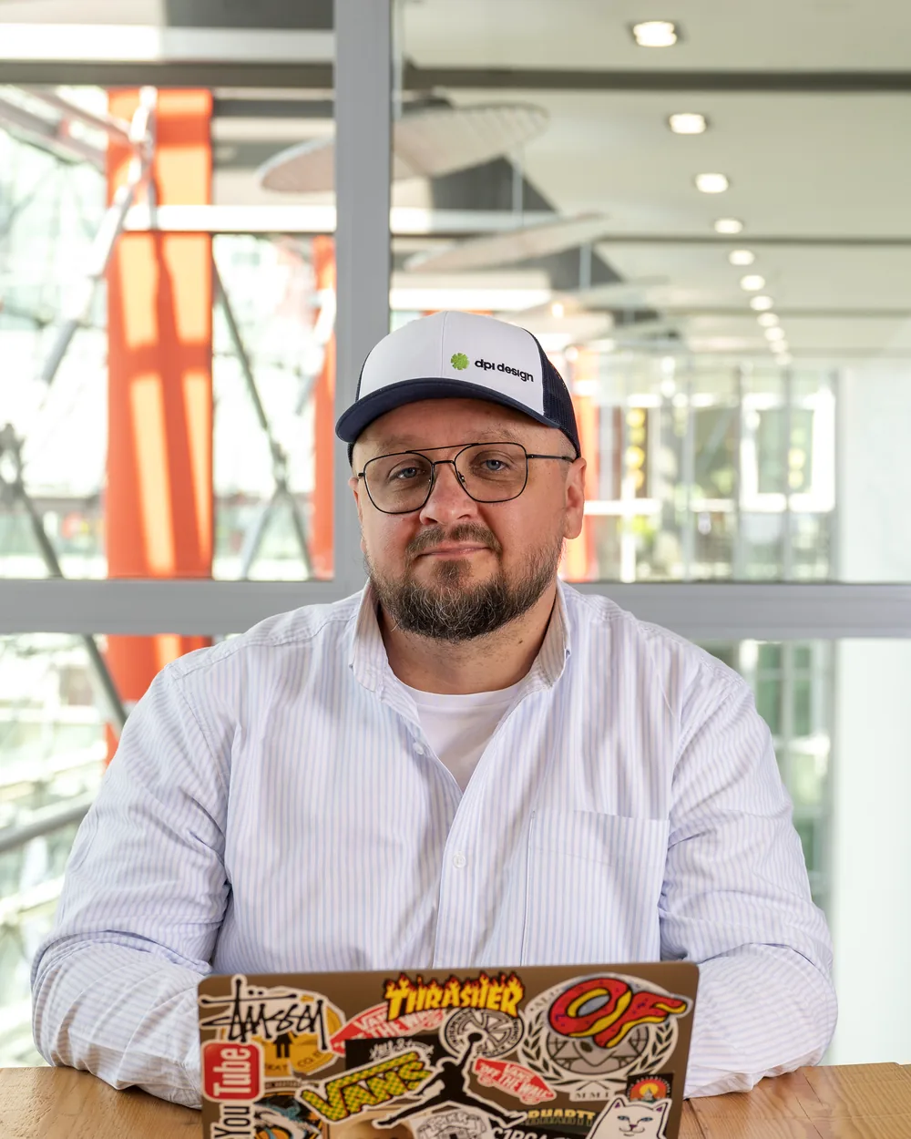 Dominik Plaszewski am Laptop in einem hellen Büro